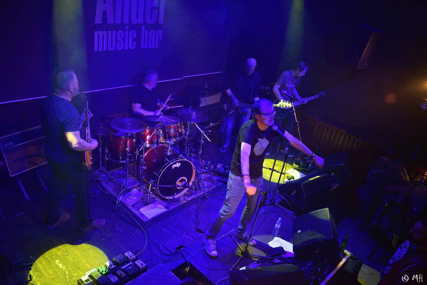 Absolutní neklid měl dvojitou premiéru, poprvé zahrál v Plzni a v klubu. Přivezl s sebou Karpiaspol