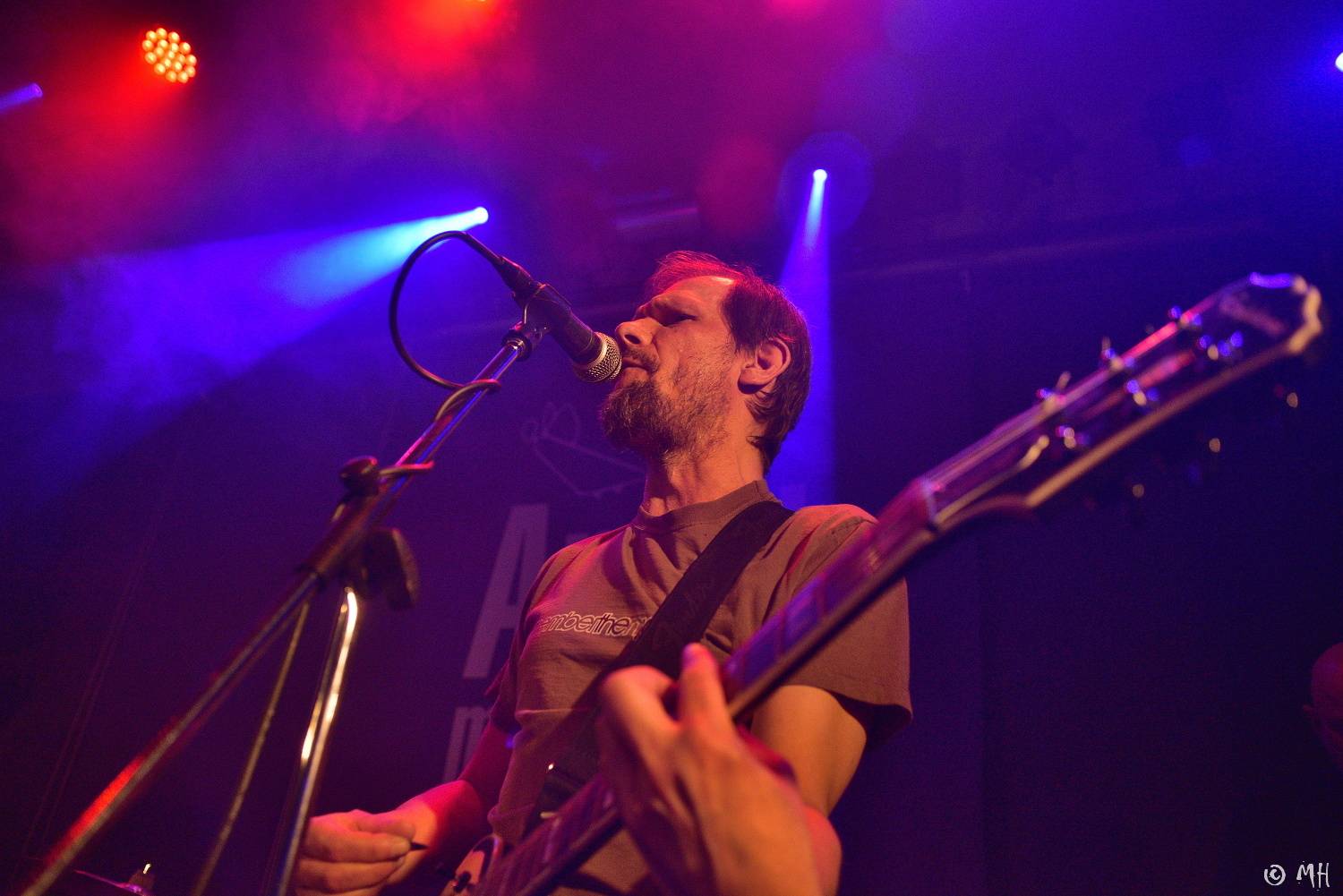 Absolutní neklid měl dvojitou premiéru, poprvé zahrál v Plzni a v klubu. Přivezl s sebou Karpiaspol