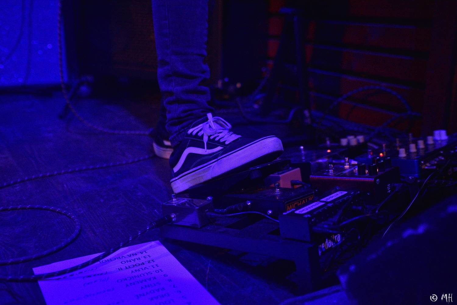 Absolutní neklid měl dvojitou premiéru, poprvé zahrál v Plzni a v klubu. Přivezl s sebou Karpiaspol