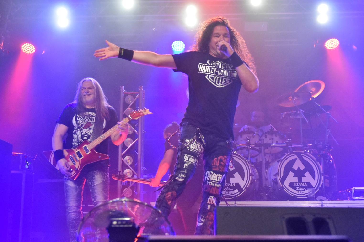 Arakain otřásal pódiem v plzeňské Šeříkovce, přivezl s sebou Doktora Triceratops