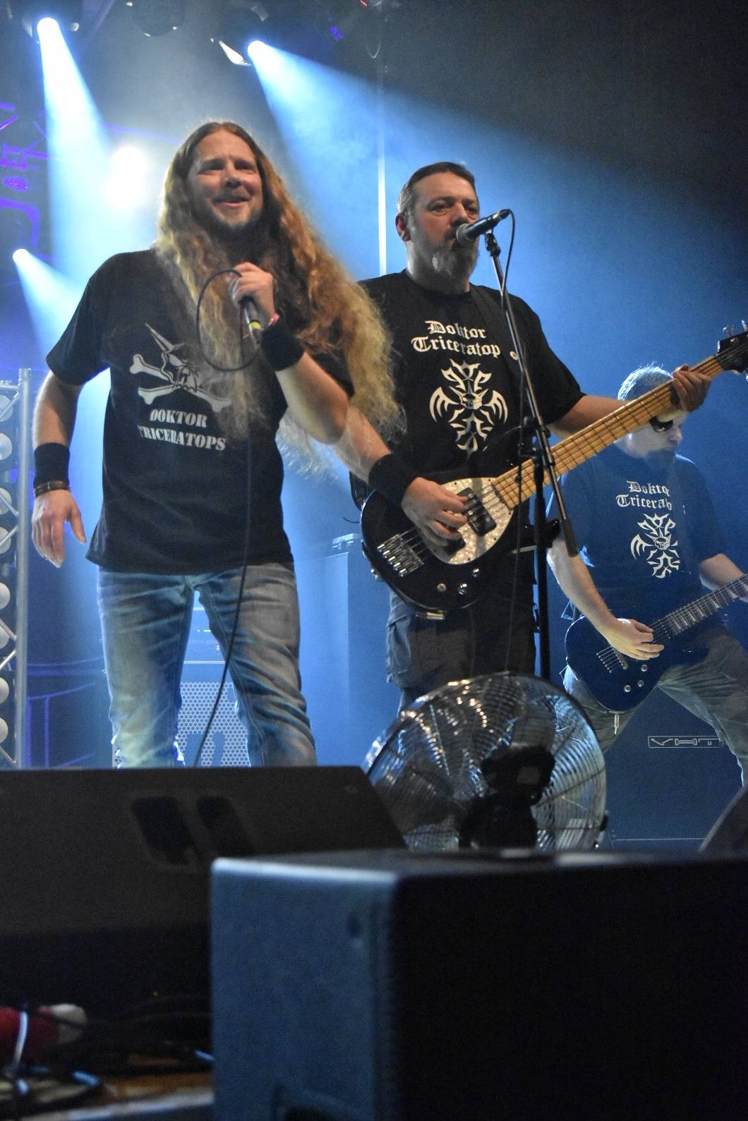 Arakain otřásal pódiem v plzeňské Šeříkovce, přivezl s sebou Doktora Triceratops