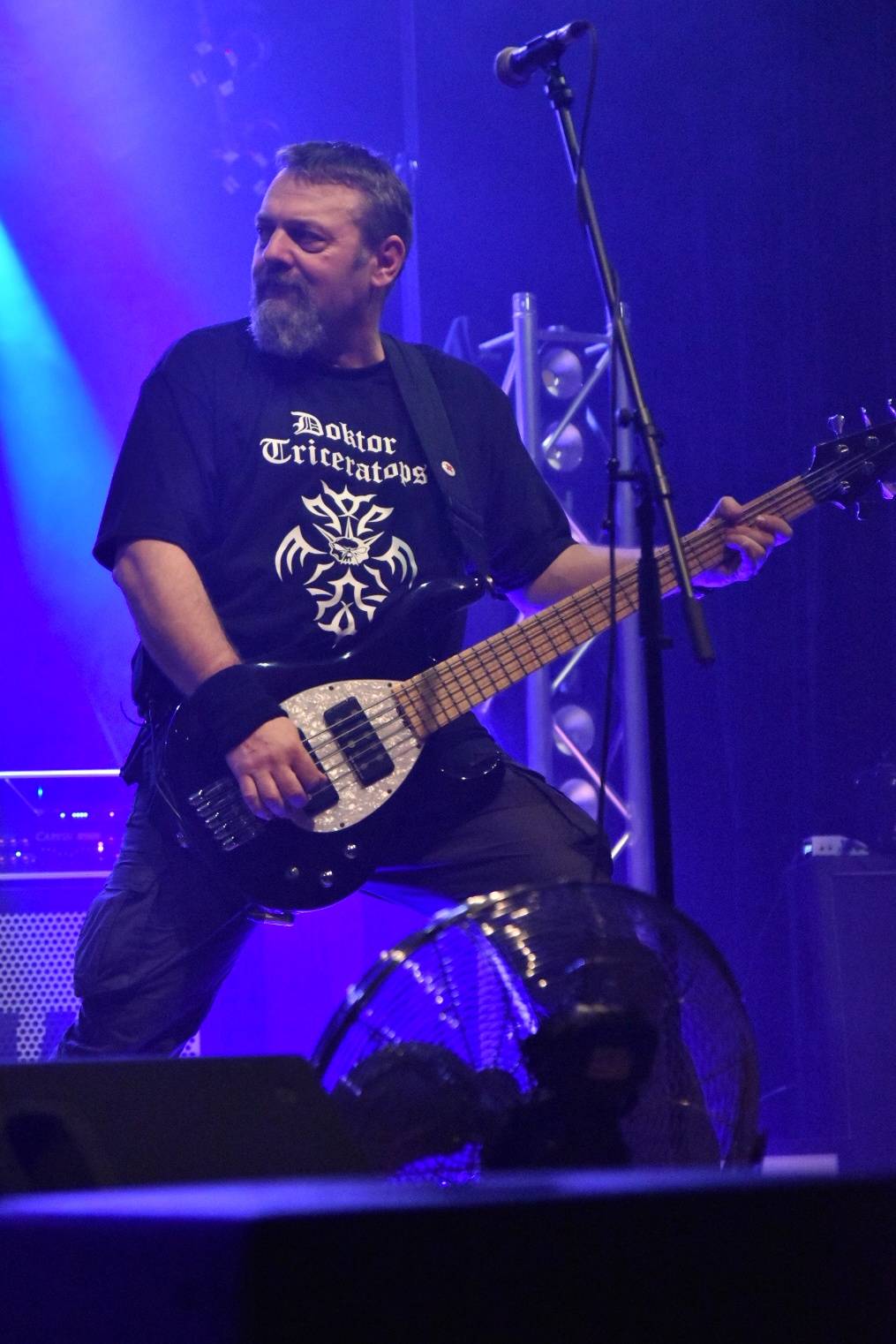 Arakain otřásal pódiem v plzeňské Šeříkovce, přivezl s sebou Doktora Triceratops