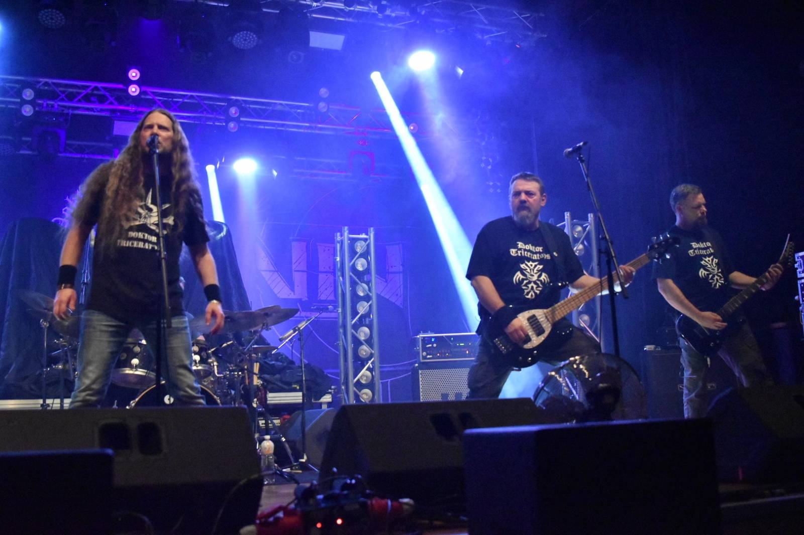 Arakain otřásal pódiem v plzeňské Šeříkovce, přivezl s sebou Doktora Triceratops