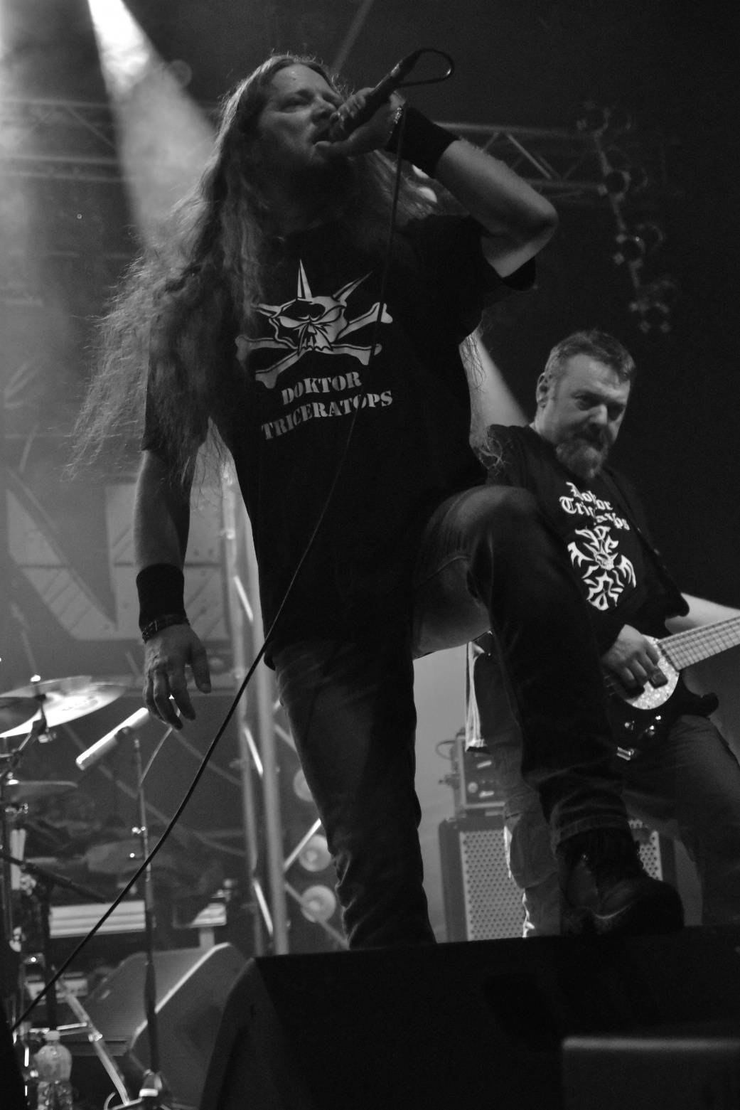 Arakain otřásal pódiem v plzeňské Šeříkovce, přivezl s sebou Doktora Triceratops