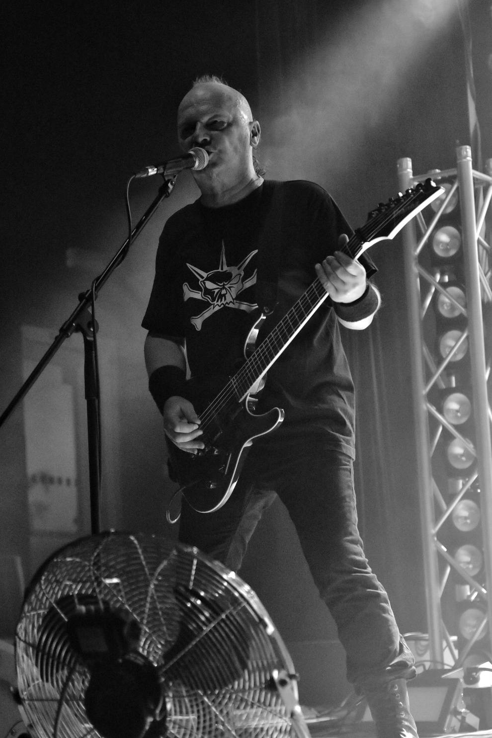 Arakain otřásal pódiem v plzeňské Šeříkovce, přivezl s sebou Doktora Triceratops