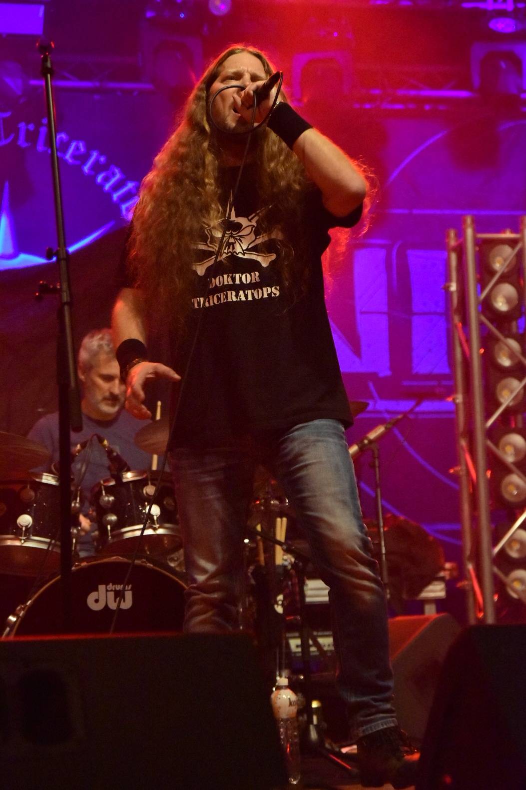 Arakain otřásal pódiem v plzeňské Šeříkovce, přivezl s sebou Doktora Triceratops