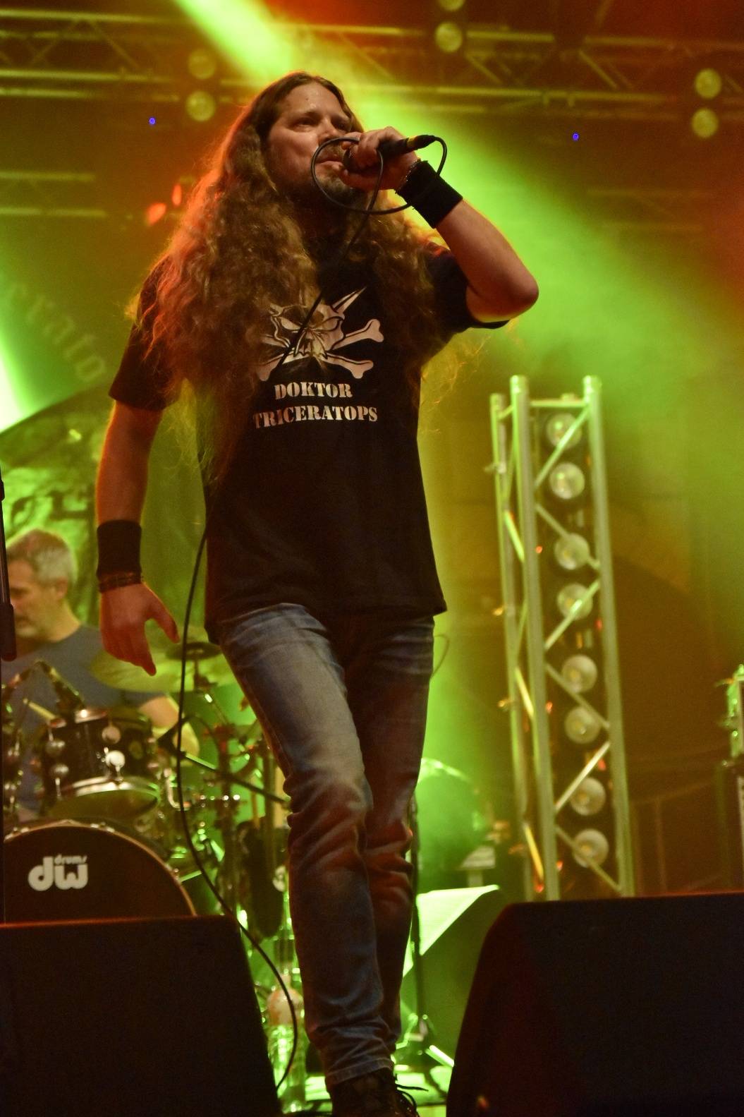 Arakain otřásal pódiem v plzeňské Šeříkovce, přivezl s sebou Doktora Triceratops