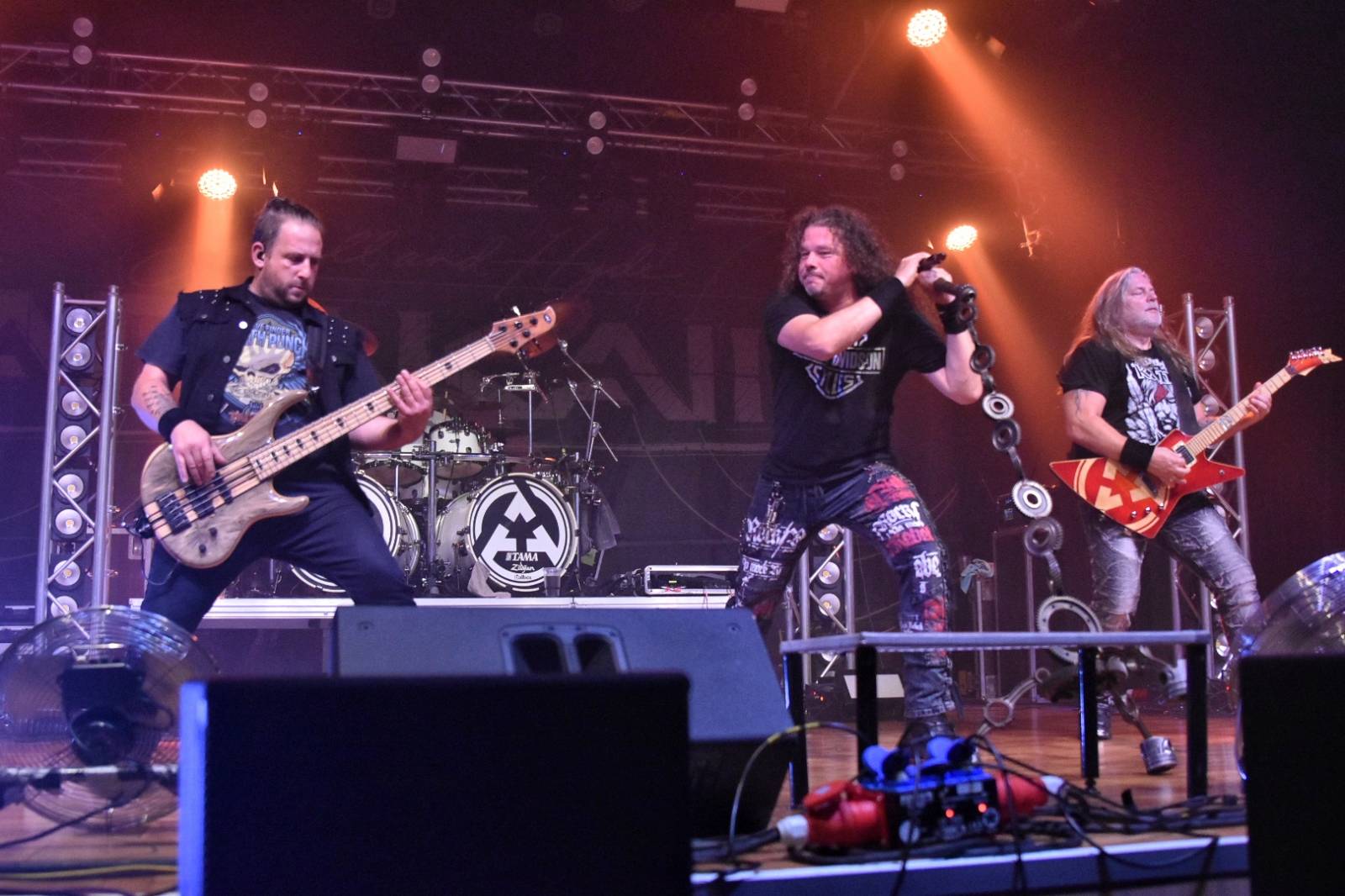 Arakain otřásal pódiem v plzeňské Šeříkovce, přivezl s sebou Doktora Triceratops