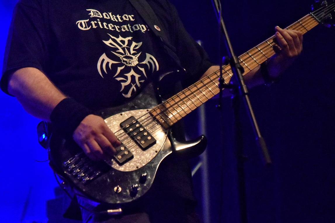 Arakain otřásal pódiem v plzeňské Šeříkovce, přivezl s sebou Doktora Triceratops