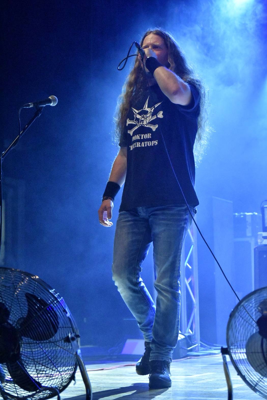 Arakain otřásal pódiem v plzeňské Šeříkovce, přivezl s sebou Doktora Triceratops