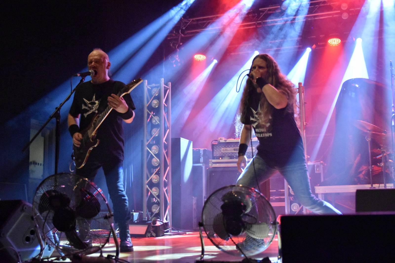 Arakain otřásal pódiem v plzeňské Šeříkovce, přivezl s sebou Doktora Triceratops