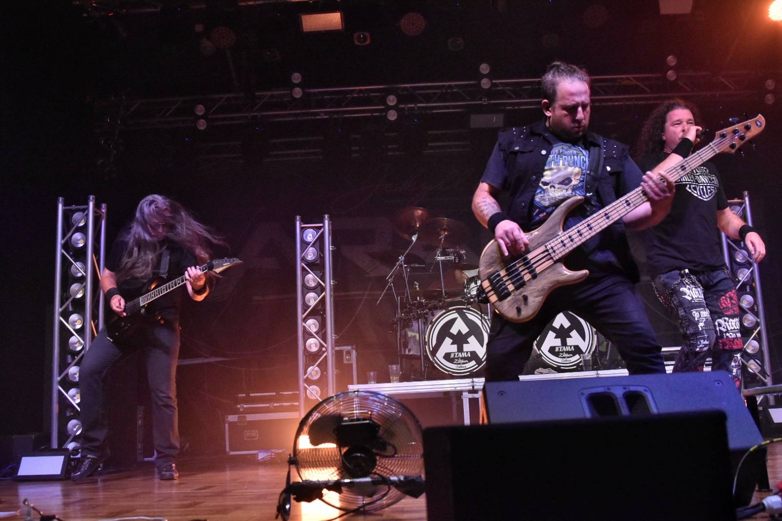 Arakain otřásal pódiem v plzeňské Šeříkovce, přivezl s sebou Doktora Triceratops