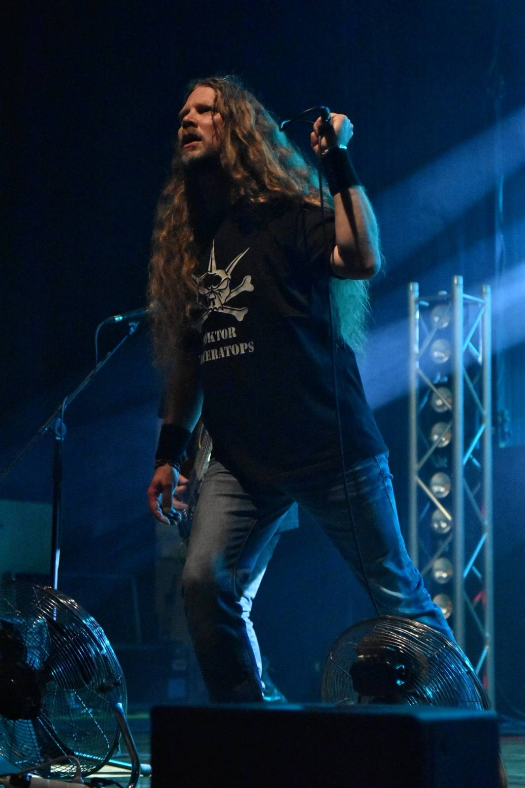 Arakain otřásal pódiem v plzeňské Šeříkovce, přivezl s sebou Doktora Triceratops