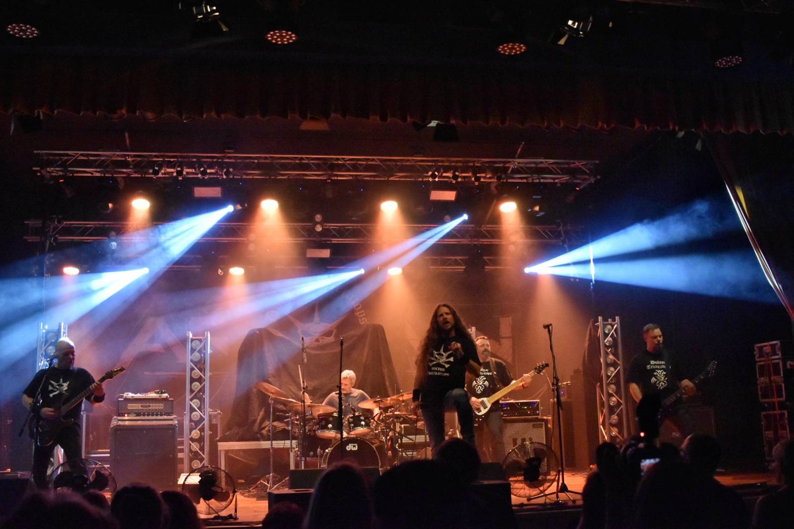 Arakain otřásal pódiem v plzeňské Šeříkovce, přivezl s sebou Doktora Triceratops