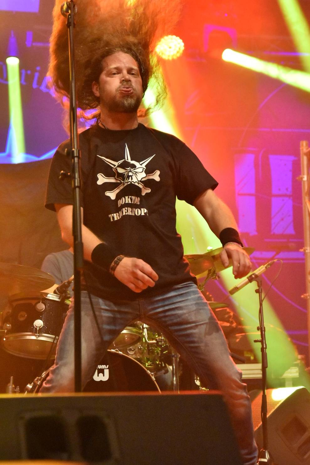 Arakain otřásal pódiem v plzeňské Šeříkovce, přivezl s sebou Doktora Triceratops