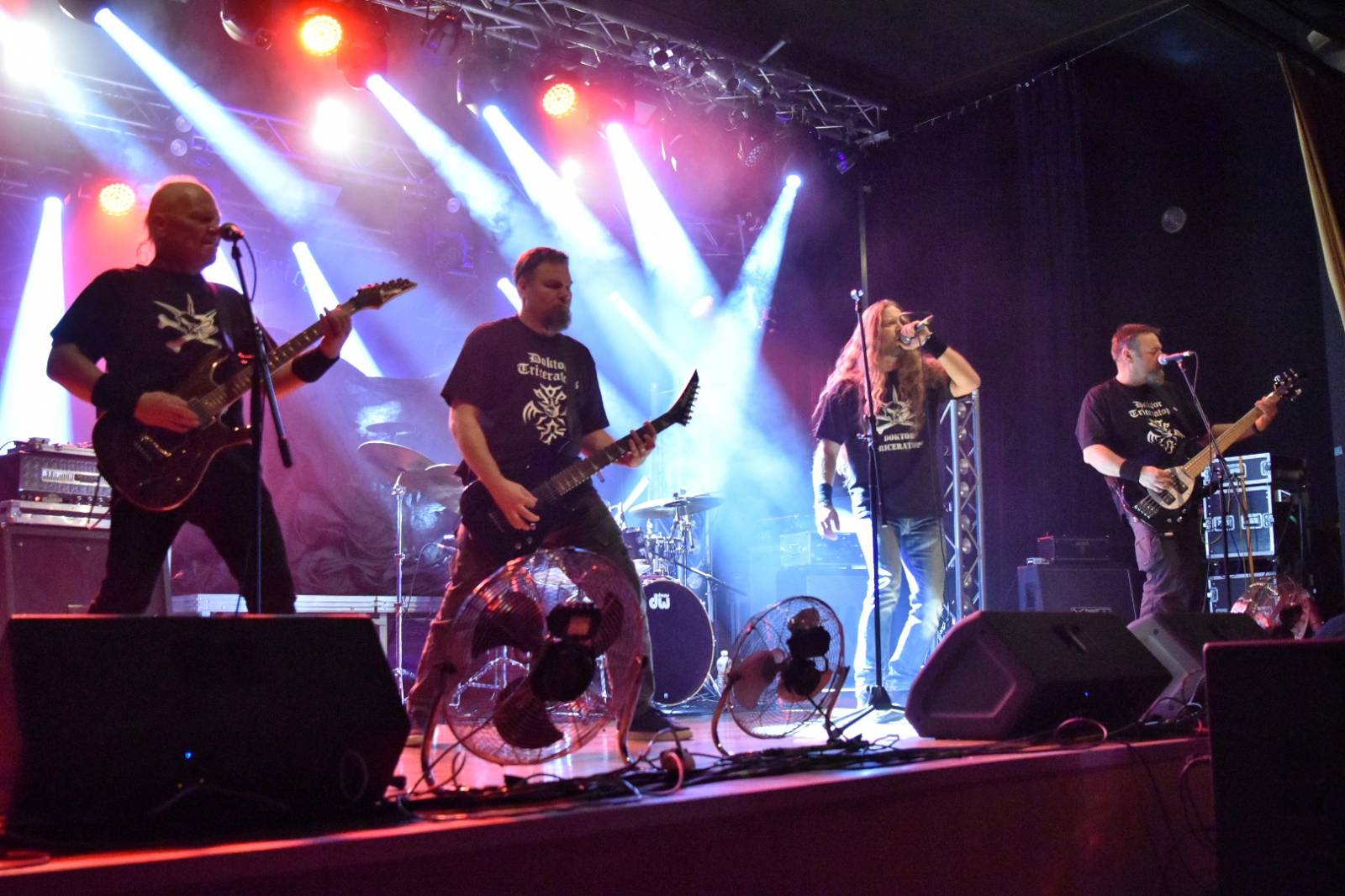 Arakain otřásal pódiem v plzeňské Šeříkovce, přivezl s sebou Doktora Triceratops