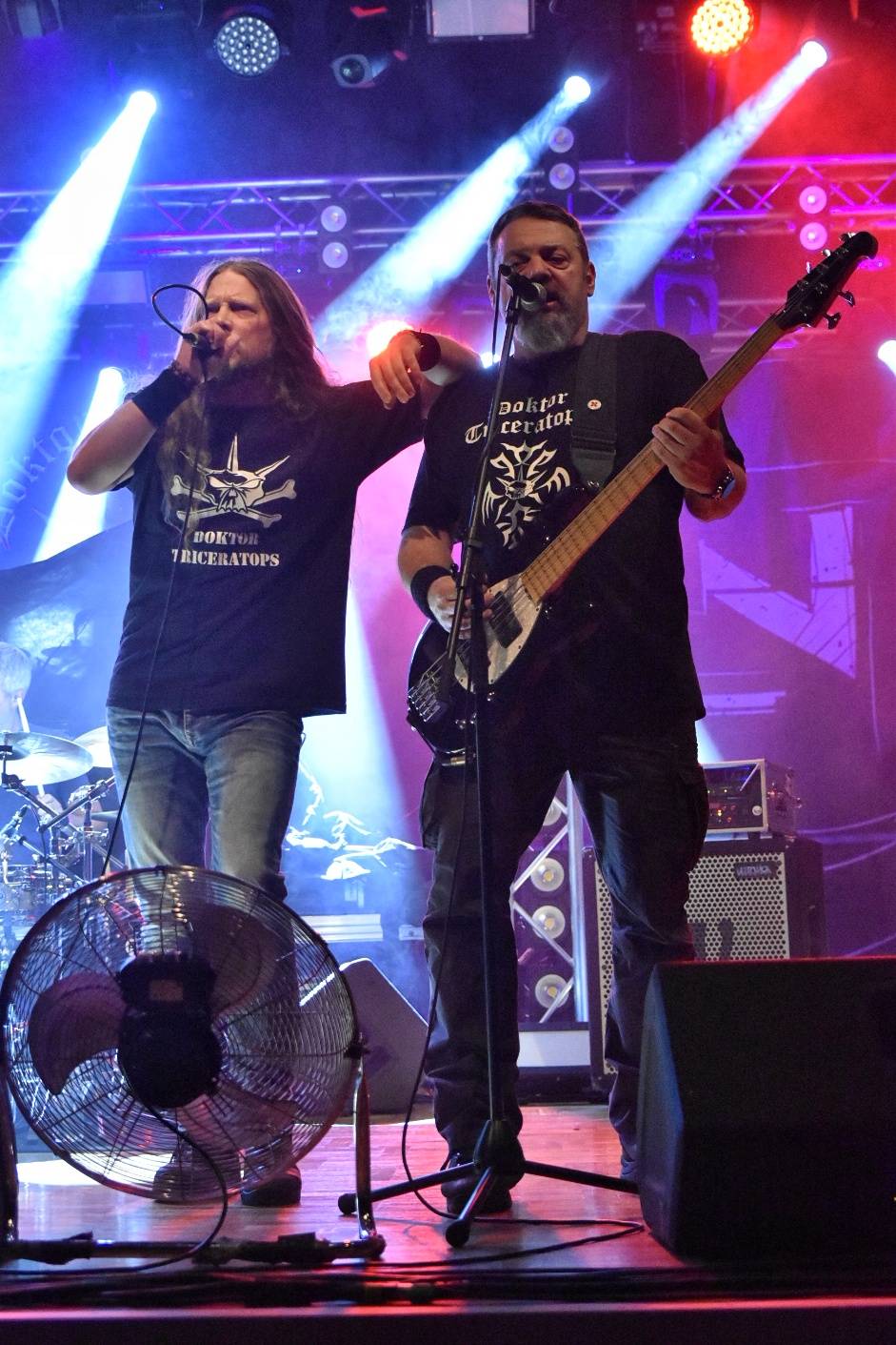 Arakain otřásal pódiem v plzeňské Šeříkovce, přivezl s sebou Doktora Triceratops