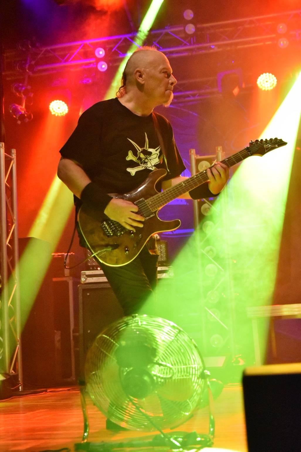 Arakain otřásal pódiem v plzeňské Šeříkovce, přivezl s sebou Doktora Triceratops