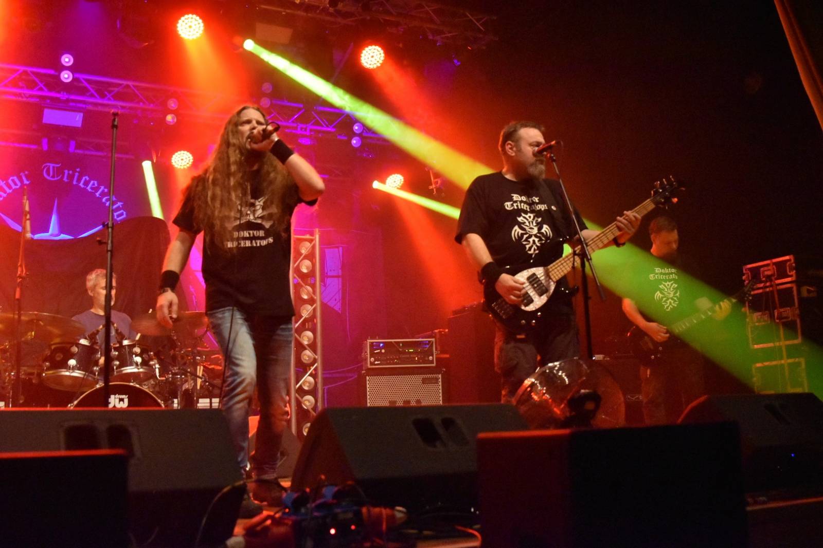 Arakain otřásal pódiem v plzeňské Šeříkovce, přivezl s sebou Doktora Triceratops