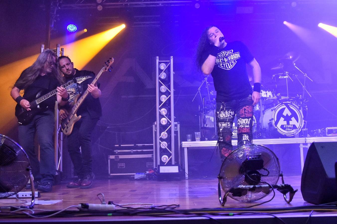 Arakain otřásal pódiem v plzeňské Šeříkovce, přivezl s sebou Doktora Triceratops