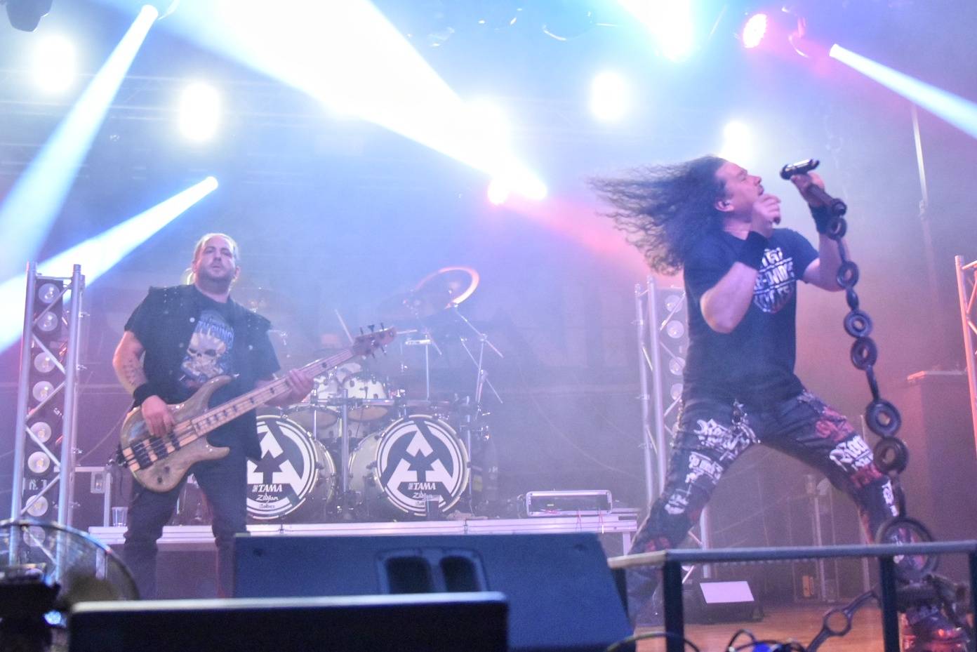 Arakain otřásal pódiem v plzeňské Šeříkovce, přivezl s sebou Doktora Triceratops