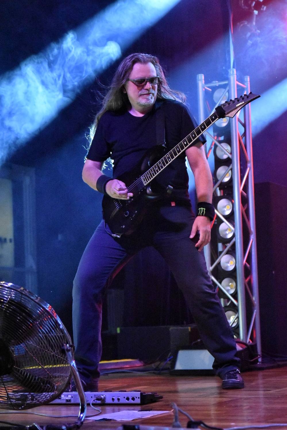 Arakain otřásal pódiem v plzeňské Šeříkovce, přivezl s sebou Doktora Triceratops