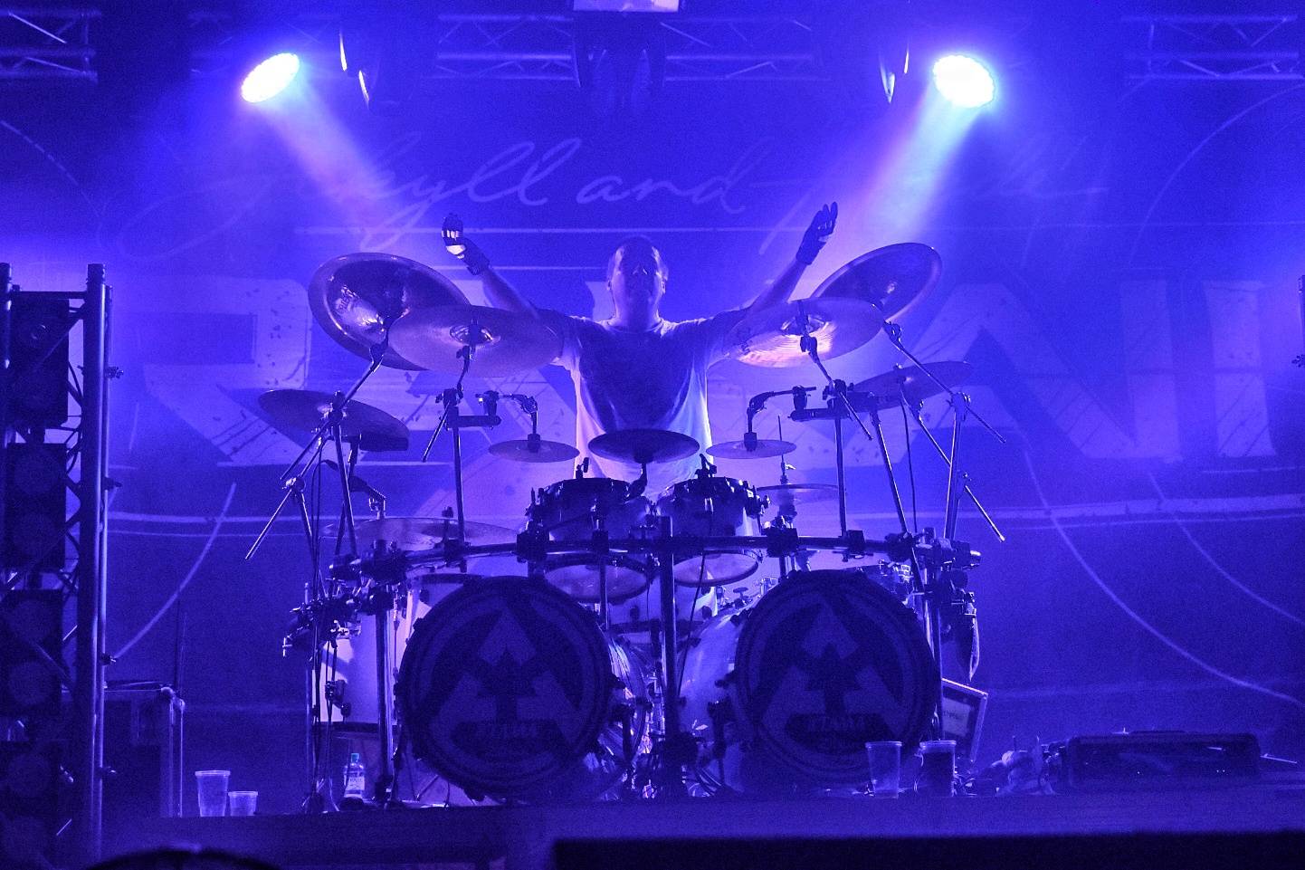 Arakain otřásal pódiem v plzeňské Šeříkovce, přivezl s sebou Doktora Triceratops