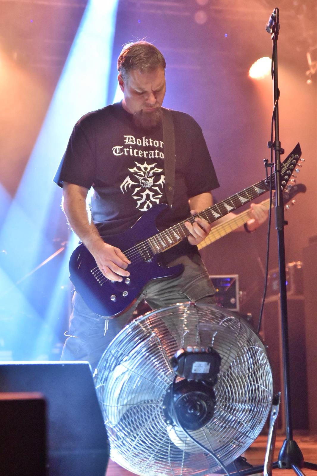 Arakain otřásal pódiem v plzeňské Šeříkovce, přivezl s sebou Doktora Triceratops