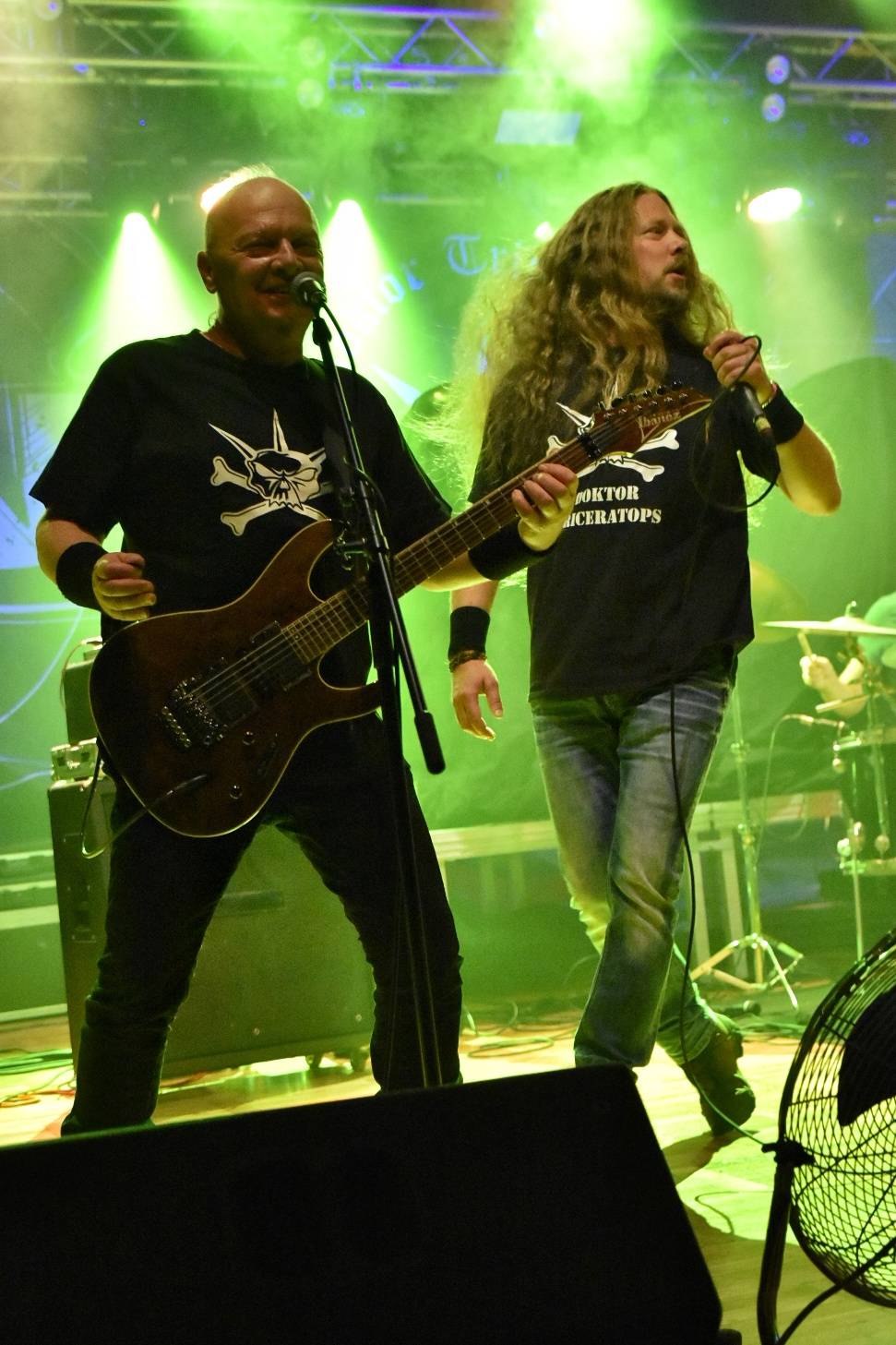 Arakain otřásal pódiem v plzeňské Šeříkovce, přivezl s sebou Doktora Triceratops