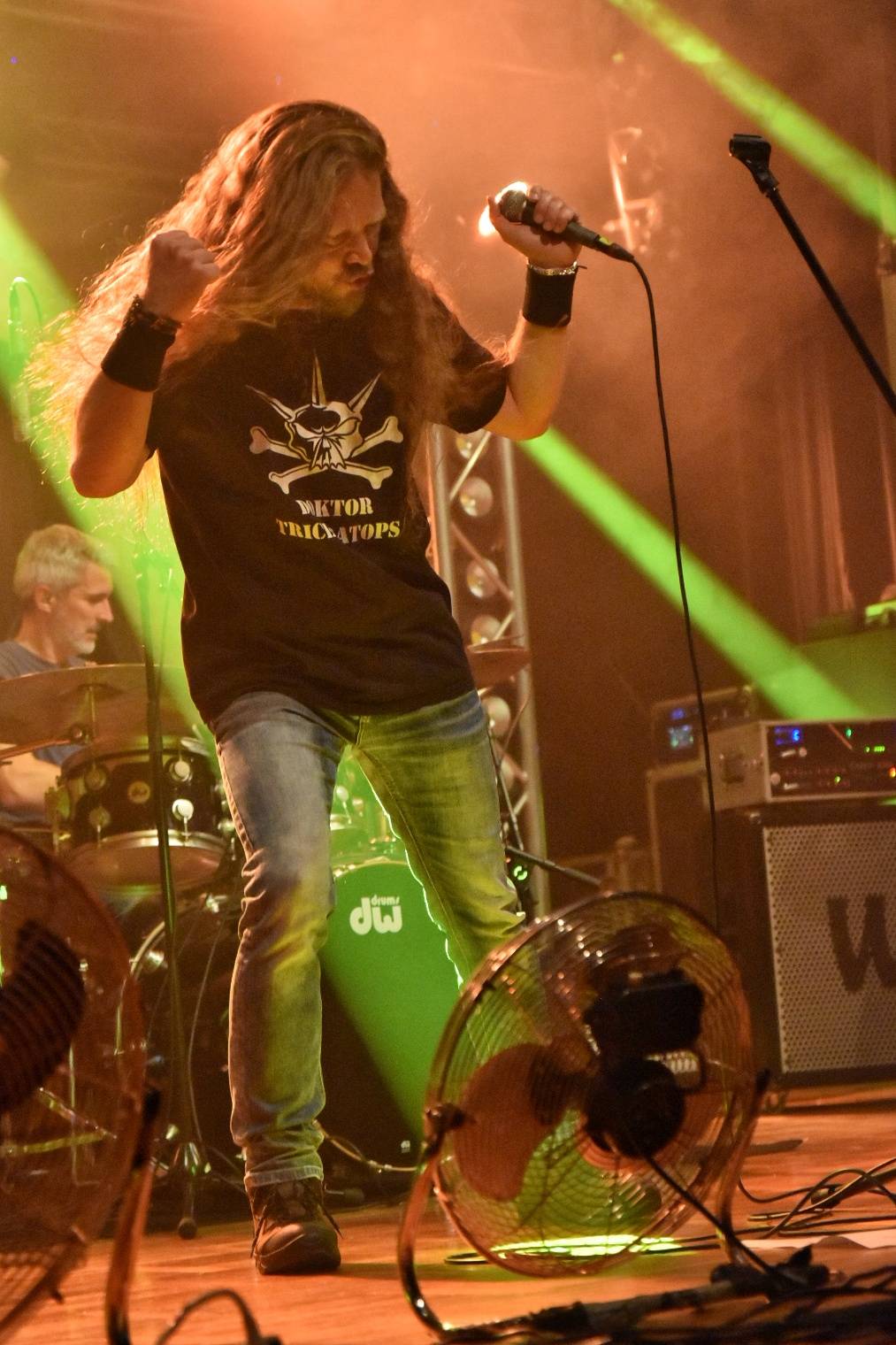 Arakain otřásal pódiem v plzeňské Šeříkovce, přivezl s sebou Doktora Triceratops