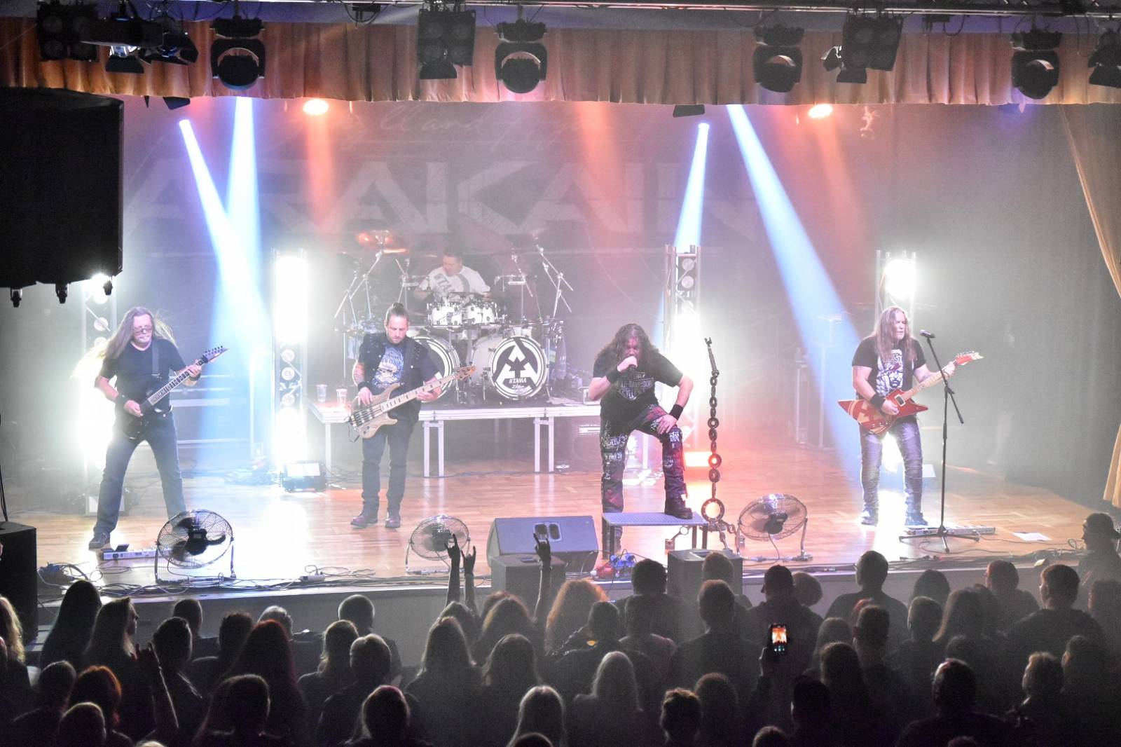 Arakain otřásal pódiem v plzeňské Šeříkovce, přivezl s sebou Doktora Triceratops