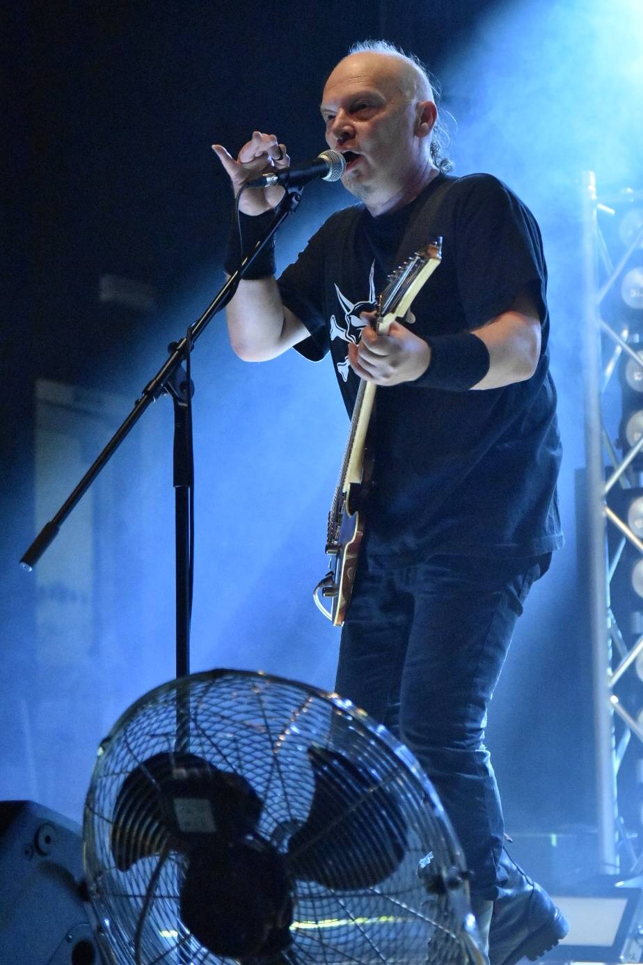 Arakain otřásal pódiem v plzeňské Šeříkovce, přivezl s sebou Doktora Triceratops