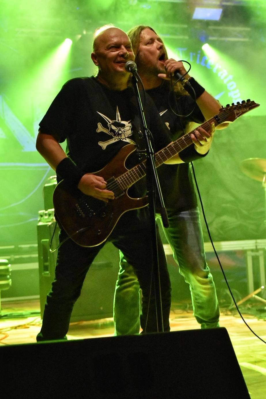 Arakain otřásal pódiem v plzeňské Šeříkovce, přivezl s sebou Doktora Triceratops