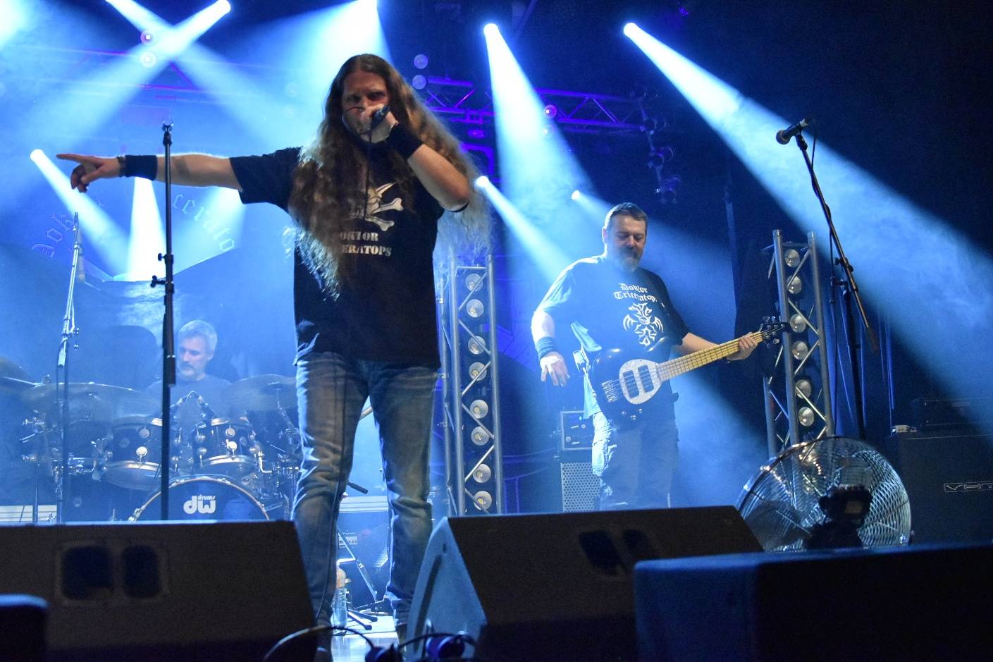 Arakain otřásal pódiem v plzeňské Šeříkovce, přivezl s sebou Doktora Triceratops