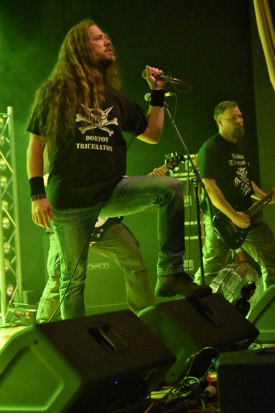 Arakain otřásal pódiem v plzeňské Šeříkovce, přivezl s sebou Doktora Triceratops