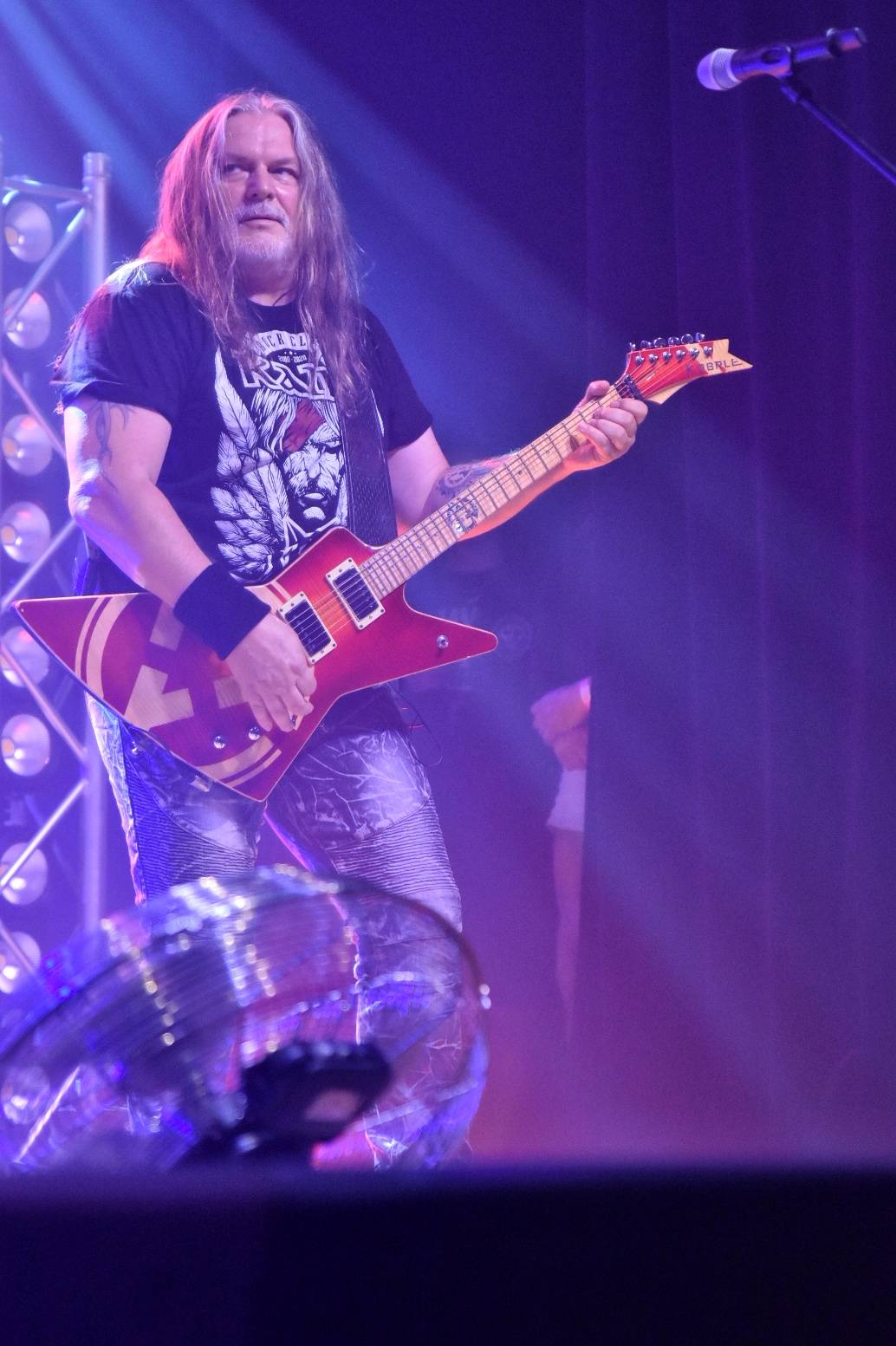 Arakain otřásal pódiem v plzeňské Šeříkovce, přivezl s sebou Doktora Triceratops