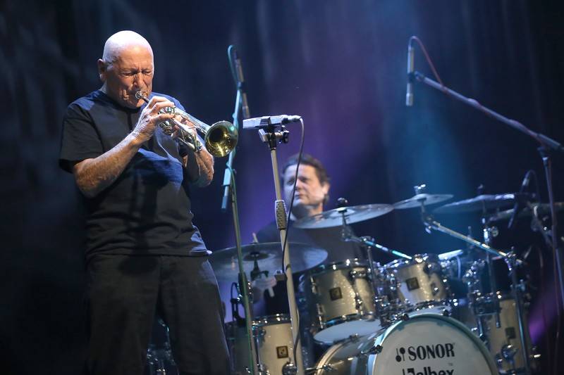 Světoběžník Laco Deczi zahrál v brněnském Sonu, přivezl dobrou muziku i peprné historky