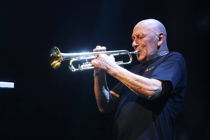 Světoběžník Laco Deczi zahrál v brněnském Sonu, přivezl dobrou muziku i peprné historky