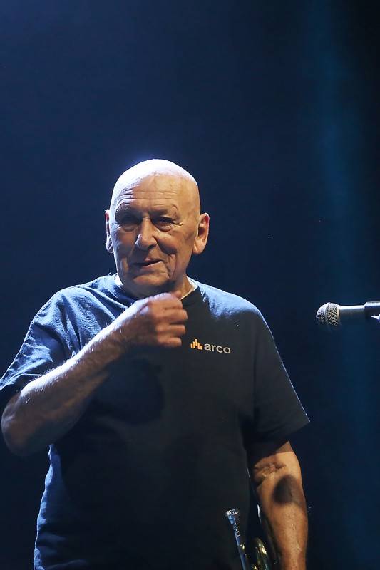 Světoběžník Laco Deczi zahrál v brněnském Sonu, přivezl dobrou muziku i peprné historky