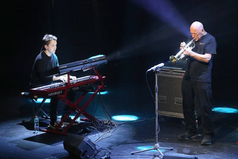 Světoběžník Laco Deczi zahrál v brněnském Sonu, přivezl dobrou muziku i peprné historky