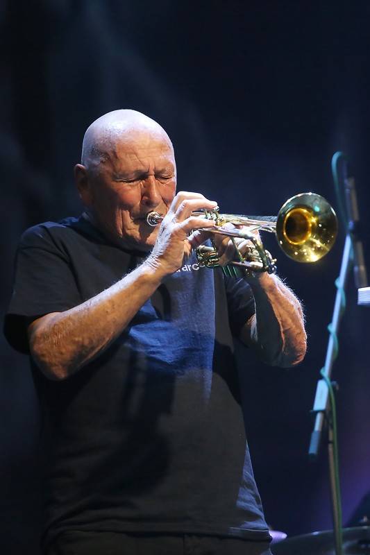 Světoběžník Laco Deczi zahrál v brněnském Sonu, přivezl dobrou muziku i peprné historky