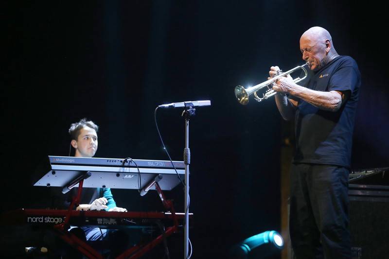 Světoběžník Laco Deczi zahrál v brněnském Sonu, přivezl dobrou muziku i peprné historky