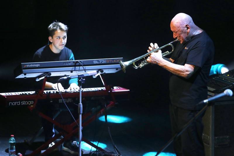 Světoběžník Laco Deczi zahrál v brněnském Sonu, přivezl dobrou muziku i peprné historky