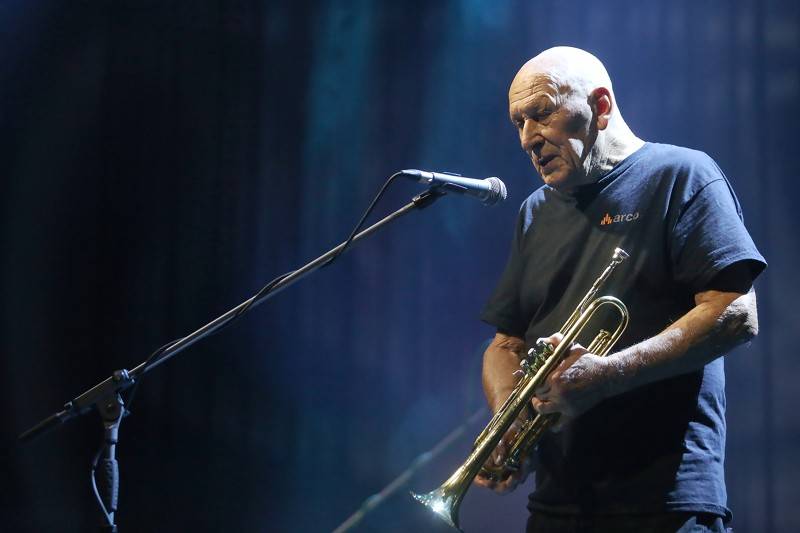 Světoběžník Laco Deczi zahrál v brněnském Sonu, přivezl dobrou muziku i peprné historky