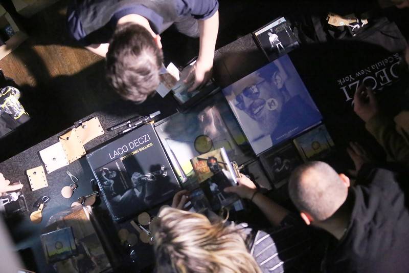 Světoběžník Laco Deczi zahrál v brněnském Sonu, přivezl dobrou muziku i peprné historky