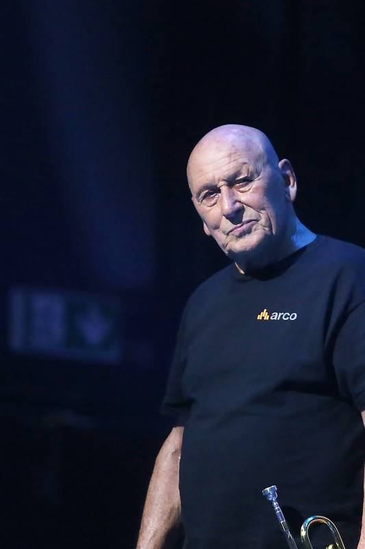 Světoběžník Laco Deczi zahrál v brněnském Sonu, přivezl dobrou muziku i peprné historky