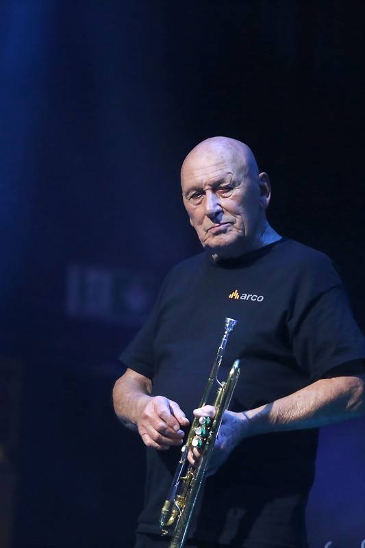 Světoběžník Laco Deczi zahrál v brněnském Sonu, přivezl dobrou muziku i peprné historky