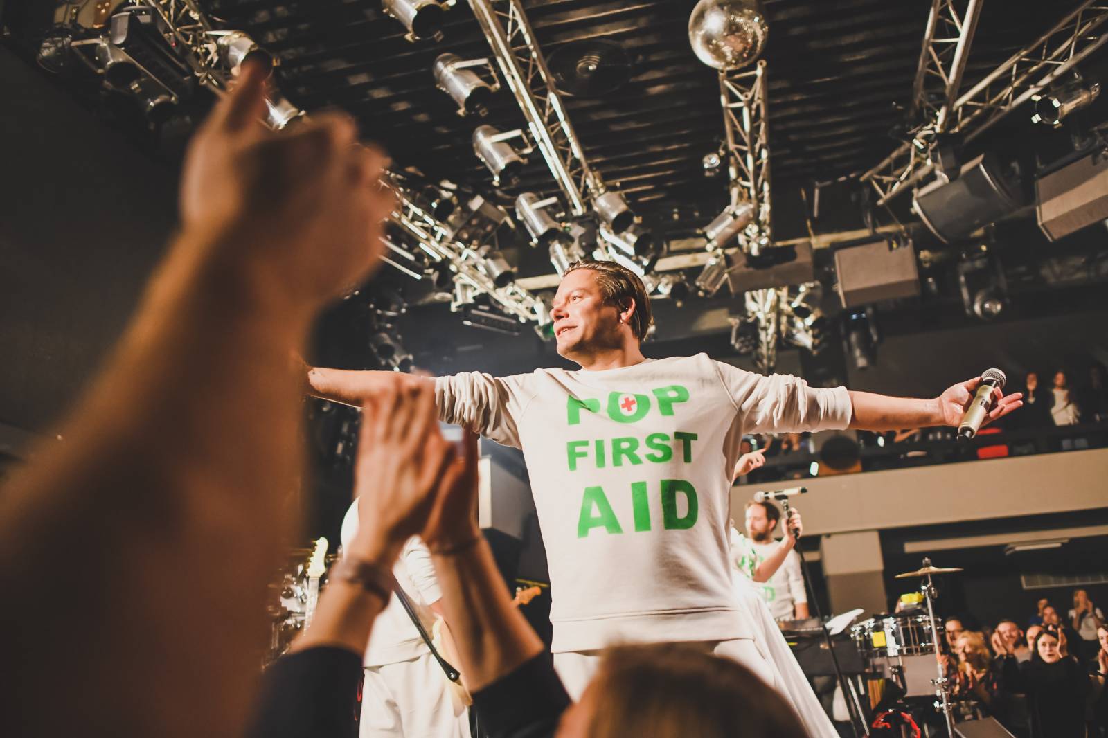 Monkey Business pokřtili debutové album Romana Holého a pobesedovali s fanoušky