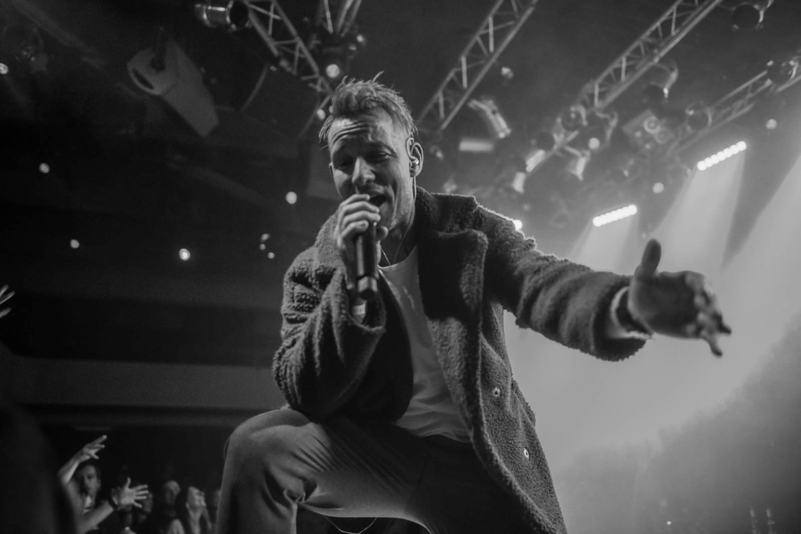 Vtípky i sexy tanec. Skyline na odloženém koncertě rozpumpovali publikum