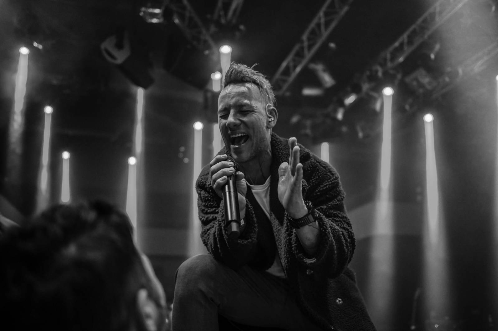 Vtípky i sexy tanec. Skyline na odloženém koncertě rozpumpovali publikum